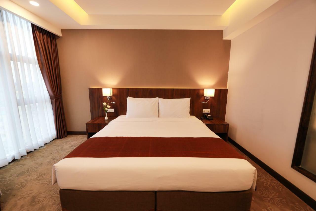 Hlaine Tet Hotel Янгон Экстерьер фото