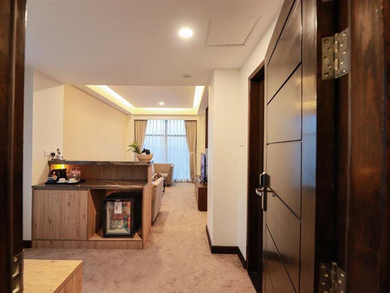 Hlaine Tet Hotel Янгон Экстерьер фото