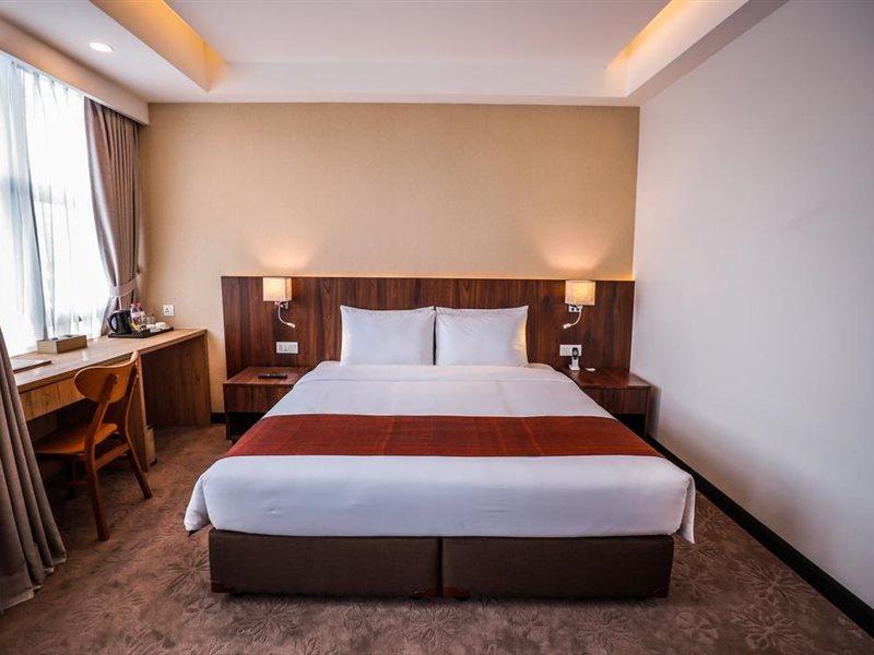 Hlaine Tet Hotel Янгон Экстерьер фото